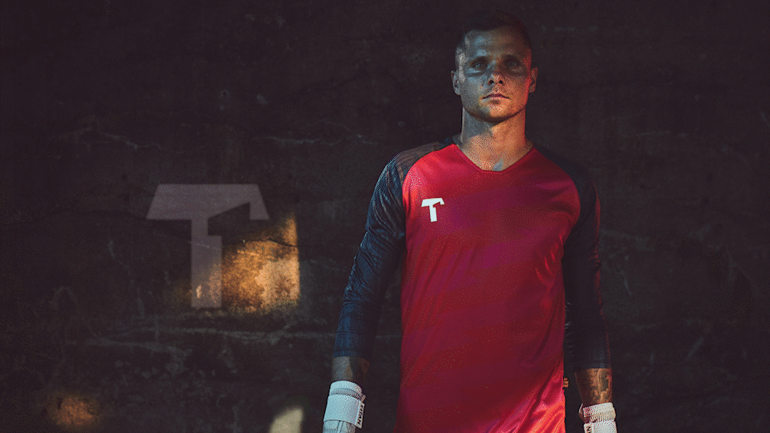2_Titan_goalkeeper_glove_teaser